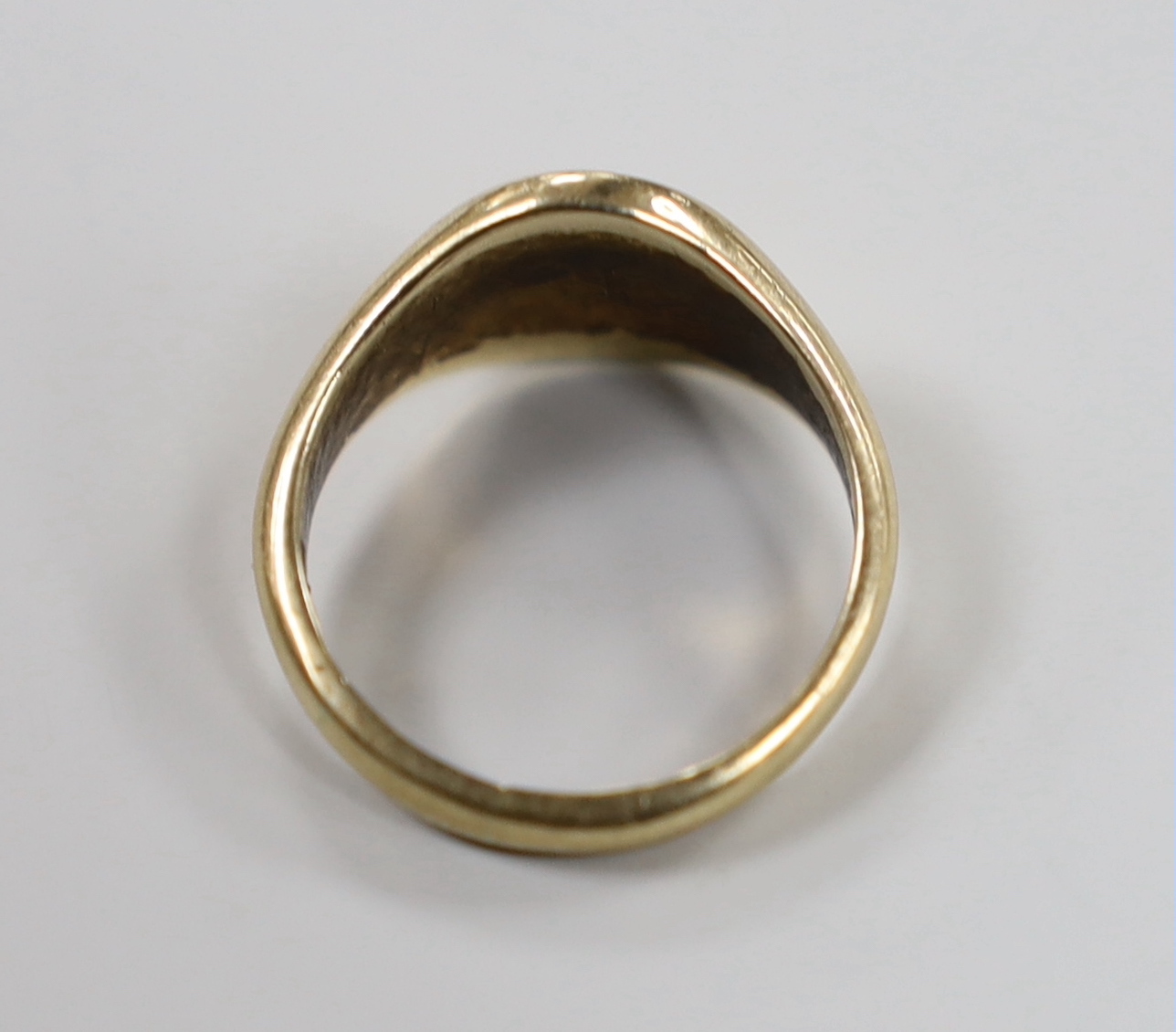 A 9ct gold intaglio signet ring, with family crest, size K, 4.3 grams.